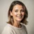 portrait d’Élodie Lamarche souriante sur fond neutre clair